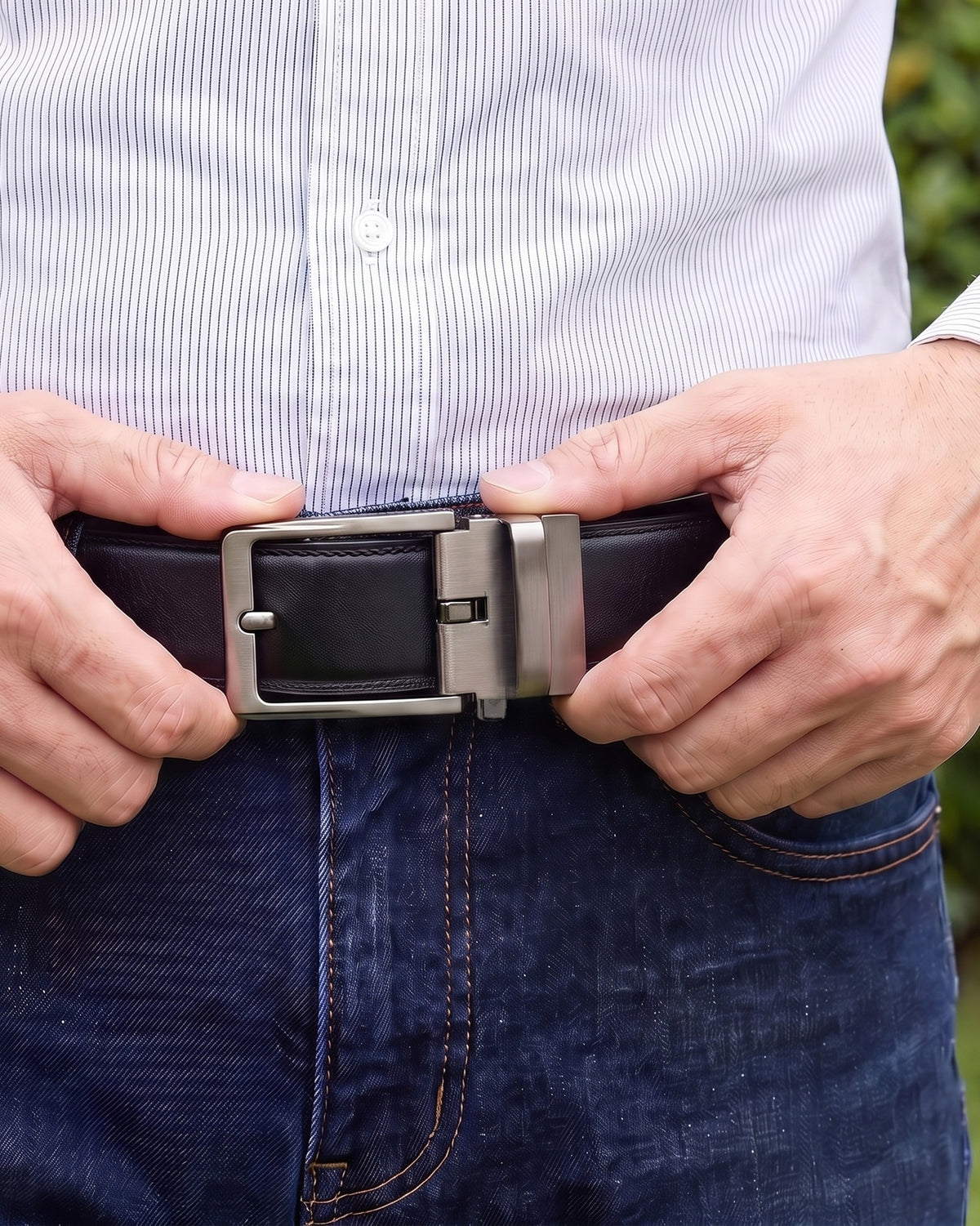 Deux mains ajustent la boucle automatique de la ceinture