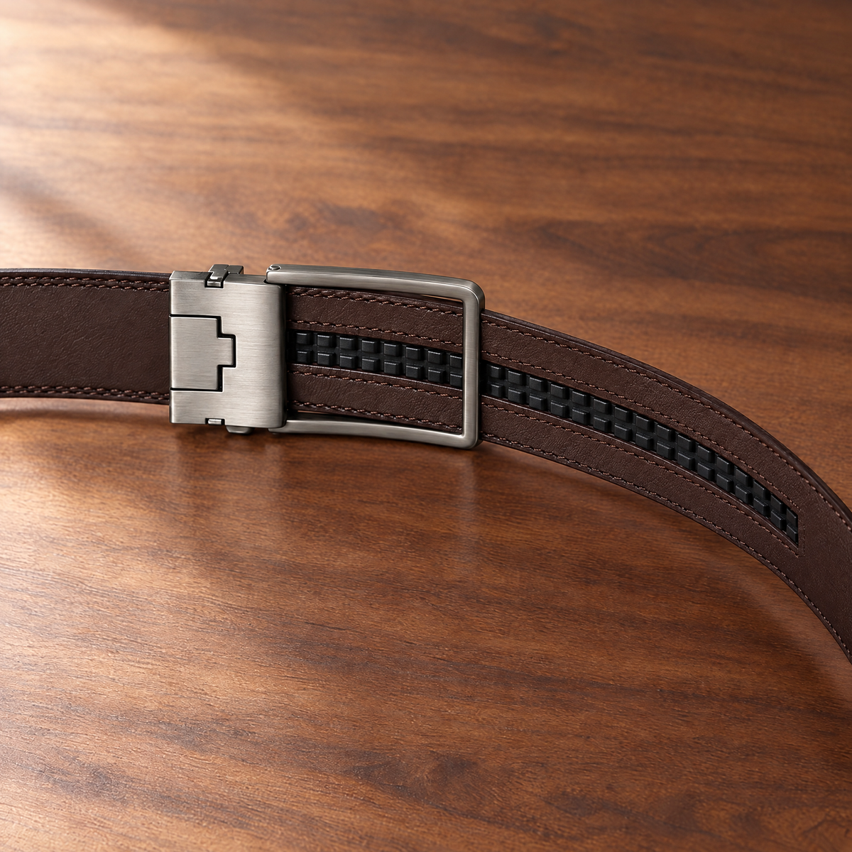 Ceinture automatique sans trous Ivelko vue de dos : boucle argent brossé et bande crantée intérieure